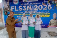 Kacabdin Wilayah IV Bireuen, Abdul Hamid SPd MPd serah hadiah kepada para juara, di SMAN 1 Bireuen, Selasa (28/4) sore.
