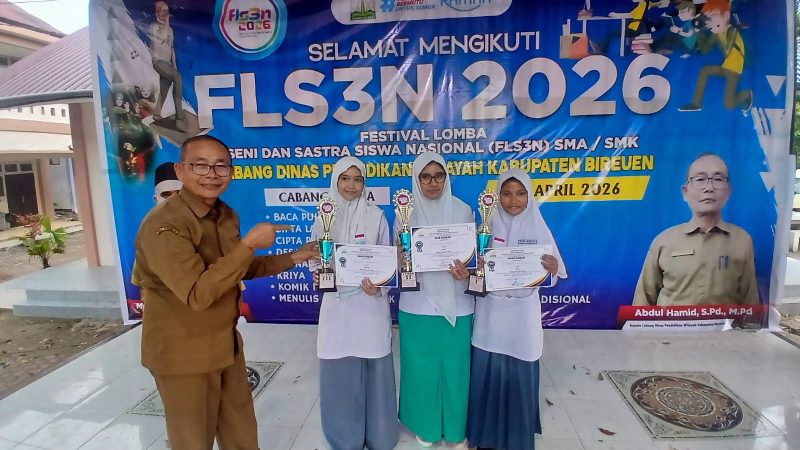 Kacabdin Wilayah IV Bireuen, Abdul Hamid SPd MPd serah hadiah kepada para juara, di SMAN 1 Bireuen, Selasa (28/4) sore.