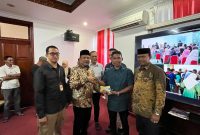 Bupati Bireuen, H Mukhlis ST menyerahkan dana Jadup kepada korban banjir di Pendopo Bupati, Jum'at (3/4) sore