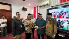 Bupati Bireuen, H Mukhlis ST menyerahkan dana Jadup kepada korban banjir di Pendopo Bupati, Jum'at (3/4) sore