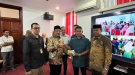 Bupati Bireuen, H Mukhlis ST menyerahkan dana Jadup kepada korban banjir di Pendopo Bupati, Jum'at (3/4) sore