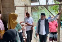 Bupati Bireuen, H. Mukhlis, ST bersama Pj. Sekda dan Camat Juli temui keluarga korban yang jatuh dari sling di dusun Bivak, Gampong Krueng Simpo.