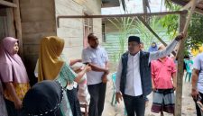 Bupati Bireuen, H. Mukhlis, ST bersama Pj. Sekda dan Camat Juli temui keluarga korban yang jatuh dari sling di dusun Bivak, Gampong Krueng Simpo.