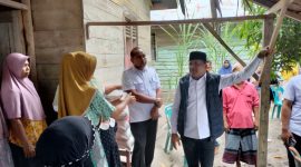 Bupati Bireuen, H. Mukhlis, ST bersama Pj. Sekda dan Camat Juli temui keluarga korban yang jatuh dari sling di dusun Bivak, Gampong Krueng Simpo.