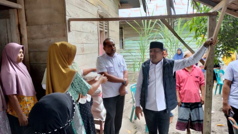 Bupati Bireuen, H. Mukhlis, ST bersama Pj. Sekda dan Camat Juli temui keluarga korban yang jatuh dari sling di dusun Bivak, Gampong Krueng Simpo.