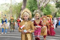 Pelajar di Kota Sabang mengenakan pakaian adat masing-masing daerah pada acara Karnaval di Sabang