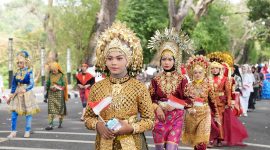 Pelajar di Kota Sabang mengenakan pakaian adat masing-masing daerah pada acara Karnaval di Sabang