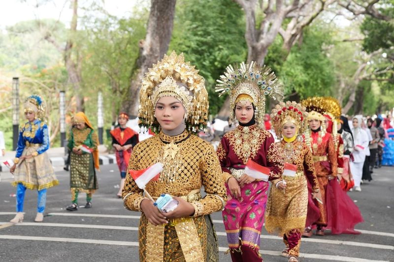 Pelajar di Kota Sabang mengenakan pakaian adat masing-masing daerah pada acara Karnaval di Sabang