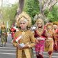 Pelajar di Kota Sabang mengenakan pakaian adat masing-masing daerah pada acara Karnaval di Sabang