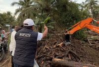 Bupati Bireuen, H Mukhlis ST memimpin upaya pembersihan alur sungai di kawasan jembatan Kreung Beukah, Kecamatan Peusangab Selatan