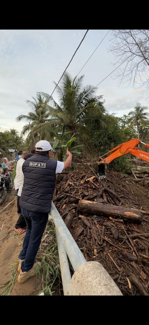 Bupati Bireuen, H Mukhlis ST memimpin upaya pembersihan alur sungai di kawasan jembatan Kreung Beukah, Kecamatan Peusangab Selatan