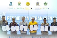 Kepala Perwakilan Bank Indonesia Lhokseumawe Prabu Dewanto bersama pimpinan lima Perguruan Tinggi Negeri dan Swasta tandatangani Perjanjian Kerjasama, Selasa (14/4