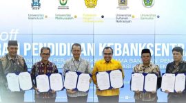 Kepala Perwakilan Bank Indonesia Lhokseumawe Prabu Dewanto bersama pimpinan lima Perguruan Tinggi Negeri dan Swasta tandatangani Perjanjian Kerjasama, Selasa (14/4