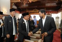 Bupati Bireuen, H Mukhlis ST bersama Gubernur Aceh, Muzakir Manaf disela RUPS Bank Aceh Syariah di Banda Aceh, Senin (13/4)