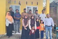 Bupati Bireuen, H Mukhlis ST bersama anak yatim piatu di Batee Timoeh didepan rumah bantuan, Senin (6/4)