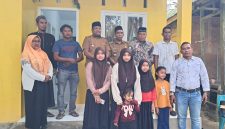 Bupati Bireuen, H Mukhlis ST bersama anak yatim piatu di Batee Timoeh didepan rumah bantuan, Senin (6/4)