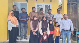 Bupati Bireuen, H Mukhlis ST bersama anak yatim piatu di Batee Timoeh didepan rumah bantuan, Senin (6/4)