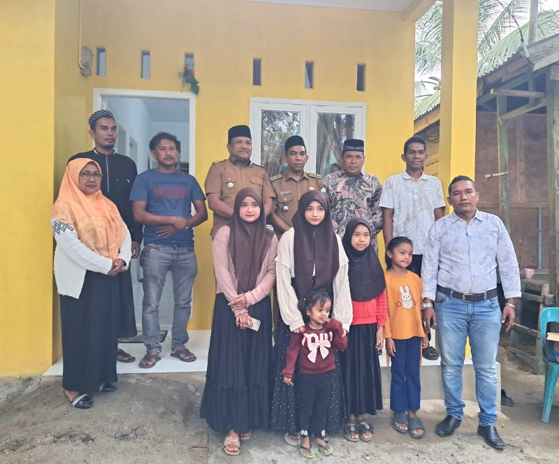 Bupati Bireuen, H Mukhlis ST bersama anak yatim piatu di Batee Timoeh didepan rumah bantuan, Senin (6/4)