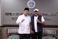 Bupati Bireuen, H Mukhlis ST bersama Menteri ATR/BPN usai ditandatanganinya Peraturan Menteri tentang RTRW Kabupaten Bireuen, Kamis (16/4)