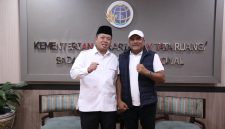 Bupati Bireuen, H Mukhlis ST bersama Menteri ATR/BPN usai ditandatanganinya Peraturan Menteri tentang RTRW Kabupaten Bireuen, Kamis (16/4)