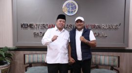 Bupati Bireuen, H Mukhlis ST bersama Menteri ATR/BPN usai ditandatanganinya Peraturan Menteri tentang RTRW Kabupaten Bireuen, Kamis (16/4)