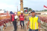 Petugas sedang memperbaiki empat lantai jembatan Bailey Krueng Tingkeum Kutablang patah diduga dilindas truk lebih 30 ton, Jumat (24/4).