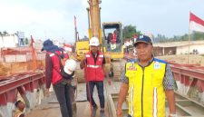 Petugas sedang memperbaiki empat lantai jembatan Bailey Krueng Tingkeum Kutablang patah diduga dilindas truk lebih 30 ton, Jumat (24/4).