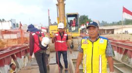 Petugas sedang memperbaiki empat lantai jembatan Bailey Krueng Tingkeum Kutablang patah diduga dilindas truk lebih 30 ton, Jumat (24/4).