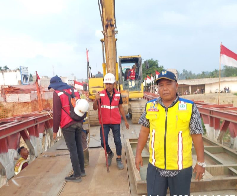 Petugas sedang memperbaiki empat lantai jembatan Bailey Krueng Tingkeum Kutablang patah diduga dilindas truk lebih 30 ton, Jumat (24/4).