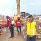 Petugas sedang memperbaiki empat lantai jembatan Bailey Krueng Tingkeum Kutablang patah diduga dilindas truk lebih 30 ton, Jumat (24/4).