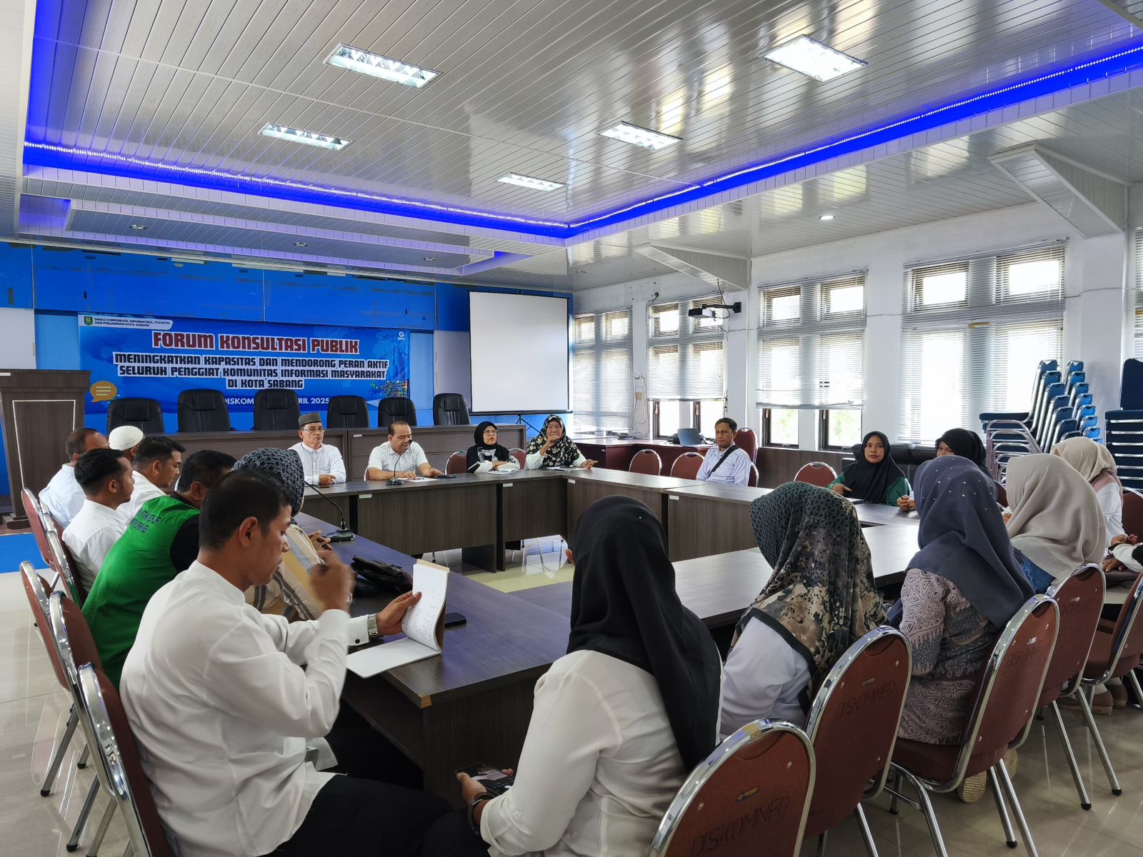 Suasana Forum Konsultasi Publik yang digelar Dinas Komunikasi dan Informatika Kota Sabang bersama pemangku kepentingan dan perwakilan komunitas informasi masyarakat. Kegiatan ini membahas peningkatan kapasitas serta peran aktif seluruh penggiat komunikasi publik dalam mendukung keterbukaan informasi dan pelayanan informasi di Kota Sabang.