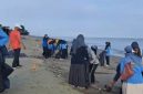 Dinas Pangan, Perikanan dan Kelautan (DPKP) Bireuen bersama lintas sektor menggelar gotong-royong bersihkan sampah di objek wisata pantai Kuala Raja, Jumat (17/4) pagi.