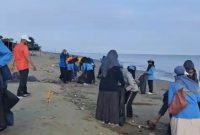 Dinas Pangan, Perikanan dan Kelautan (DPKP) Bireuen bersama lintas sektor menggelar gotong-royong bersihkan sampah di objek wisata pantai Kuala Raja, Jumat (17/4) pagi.