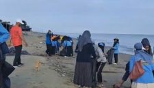 Dinas Pangan, Perikanan dan Kelautan (DPKP) Bireuen bersama lintas sektor menggelar gotong-royong bersihkan sampah di objek wisata pantai Kuala Raja, Jumat (17/4) pagi.