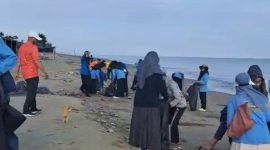 Dinas Pangan, Perikanan dan Kelautan (DPKP) Bireuen bersama lintas sektor menggelar gotong-royong bersihkan sampah di objek wisata pantai Kuala Raja, Jumat (17/4) pagi.