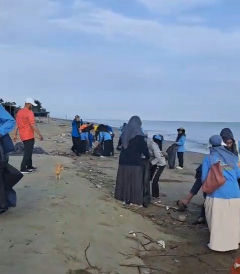 Dinas Pangan, Perikanan dan Kelautan (DPKP) Bireuen bersama lintas sektor menggelar gotong-royong bersihkan sampah di objek wisata pantai Kuala Raja, Jumat (17/4) pagi.