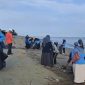 Dinas Pangan, Perikanan dan Kelautan (DPKP) Bireuen bersama lintas sektor menggelar gotong-royong bersihkan sampah di objek wisata pantai Kuala Raja, Jumat (17/4) pagi.