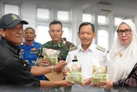 Penyerahan produk hasil pertanian lokal dilakukan secara simbolis kepada unsur Forum Koordinasi Pimpinan Daerah (Forkopimda) pada kegiatan Rembuk Paripurna KTNA Sabang di Aula Diskominfo Sabang