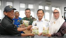 Penyerahan produk hasil pertanian lokal dilakukan secara simbolis kepada unsur Forum Koordinasi Pimpinan Daerah (Forkopimda) pada kegiatan Rembuk Paripurna KTNA Sabang di Aula Diskominfo Sabang