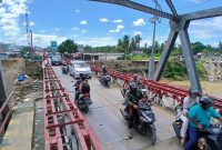Pengendara sepeda motor melintas jembatan bailey Kutablang, Jum'at (10/4) pagi