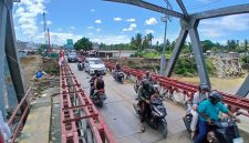 Pengendara sepeda motor melintas jembatan bailey Kutablang, Jum'at (10/4) pagi