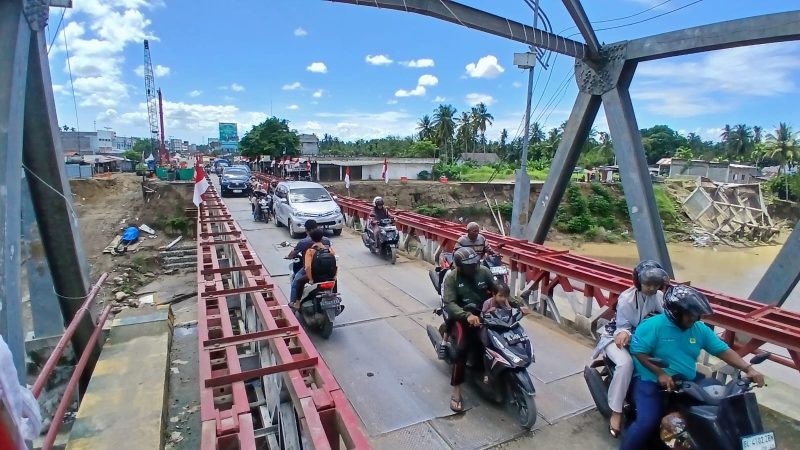 Pengendara sepeda motor melintas jembatan bailey Kutablang, Jum'at (10/4) pagi