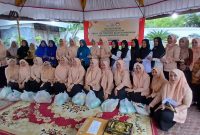 Ketua DWP Aceh, Ny Malahayati M Nasir dan Ketua TP PKK, Ny Sadriah Mukhlis bersama ibu-ibu ASN penerima bantuan di Pendopo Bupati Bireuen, Jum'at (17/4)