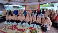 Ketua DWP Aceh, Ny Malahayati M Nasir dan Ketua TP PKK, Ny Sadriah Mukhlis bersama ibu-ibu ASN penerima bantuan di Pendopo Bupati Bireuen, Jum'at (17/4)