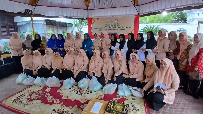 Ketua DWP Aceh, Ny Malahayati M Nasir dan Ketua TP PKK, Ny Sadriah Mukhlis bersama ibu-ibu ASN penerima bantuan di Pendopo Bupati Bireuen, Jum'at (17/4)