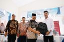 Asisten Perekonomian dan Pembangunan, Mawardi SSTP M.Si menyerahkan tas perlengkapan pelatihan bagi peserta