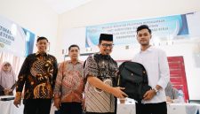 Asisten Perekonomian dan Pembangunan, Mawardi SSTP M.Si menyerahkan tas perlengkapan pelatihan bagi peserta