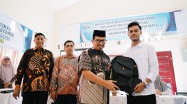 Asisten Perekonomian dan Pembangunan, Mawardi SSTP M.Si menyerahkan tas perlengkapan pelatihan bagi peserta