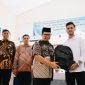 Asisten Perekonomian dan Pembangunan, Mawardi SSTP M.Si menyerahkan tas perlengkapan pelatihan bagi peserta
