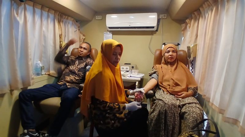 Aparatur Pemerintah Gampong Cot Nga, Kecamatan Peusangan, menggelar donor darah, Kamis (16/4) pagi.